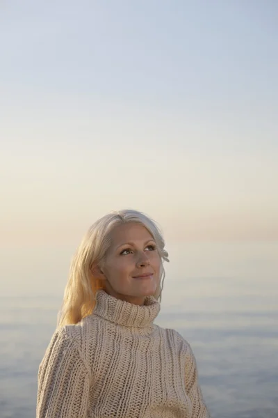 Vrouw die lacht op strand — Stockfoto