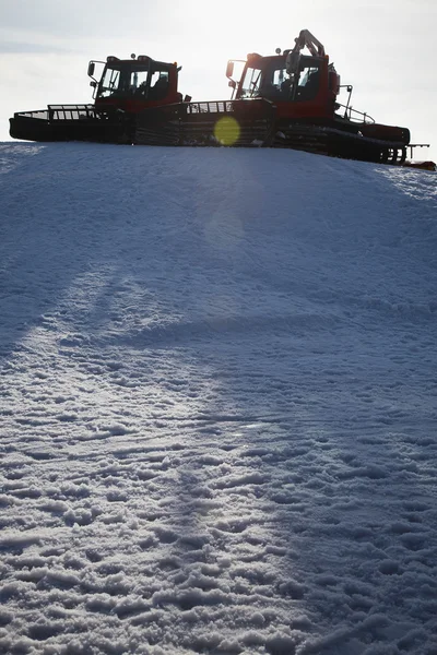 Снегоочистители на холме — стоковое фото
