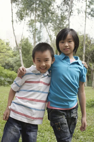 Αδελφού και της αδελφής που στέκεται στο πάρκο — Φωτογραφία Αρχείου