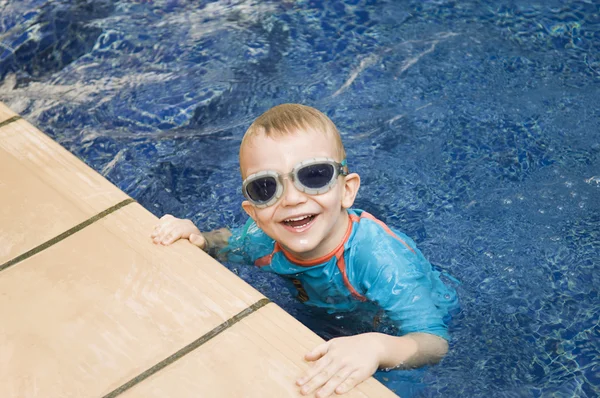 Yüzme havuzunda bir çocuk — Stok fotoğraf