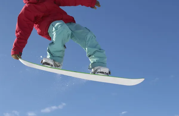 Nastoletnie snowboardzista skoki — Zdjęcie stockowe