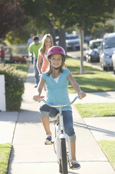 Flicka ridning cykel — Stockfoto