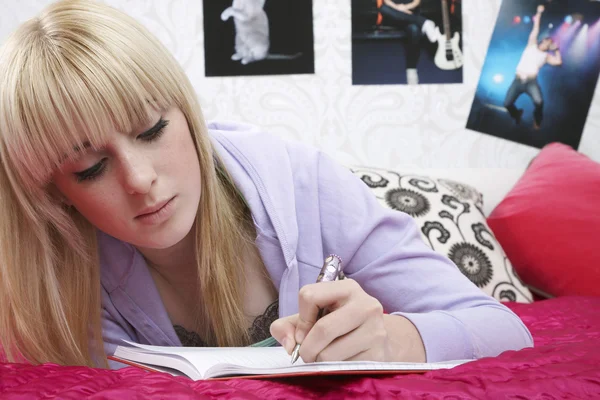 Mädchen schreibt Tagebuch — Stockfoto