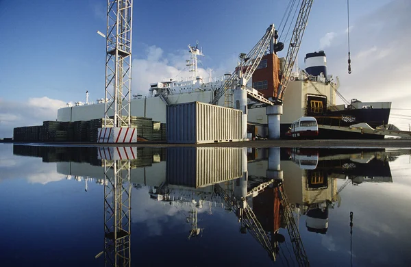 Car-carrying ship in dock — Stock Photo, Image