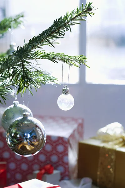 Ornamenten op kerstboom — Stockfoto