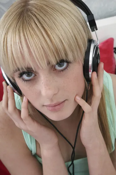 Girl  listening to music — Stock Photo, Image