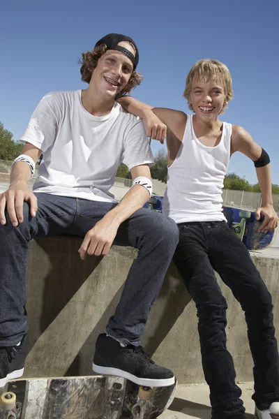 Teenage boys with skateboards — Stock Photo, Image