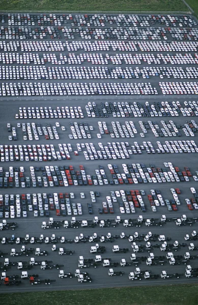 Carros e camiões estacionados — Fotografia de Stock