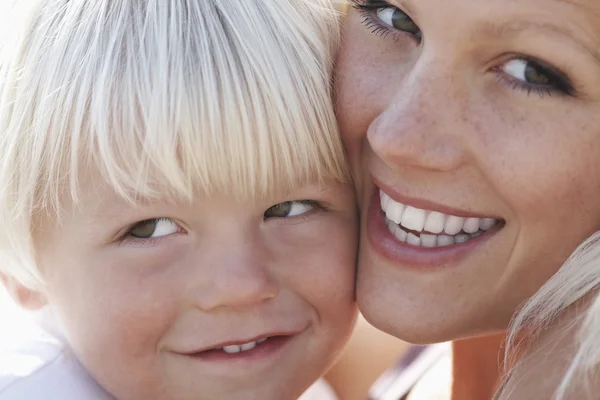Mother and son smiling — Stock Photo, Image