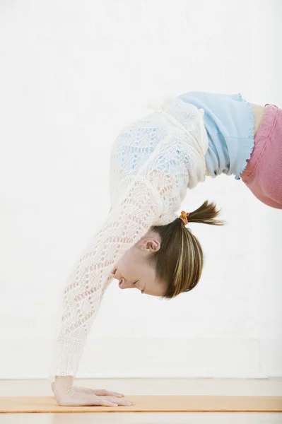 Girl exercising — Stock Photo, Image