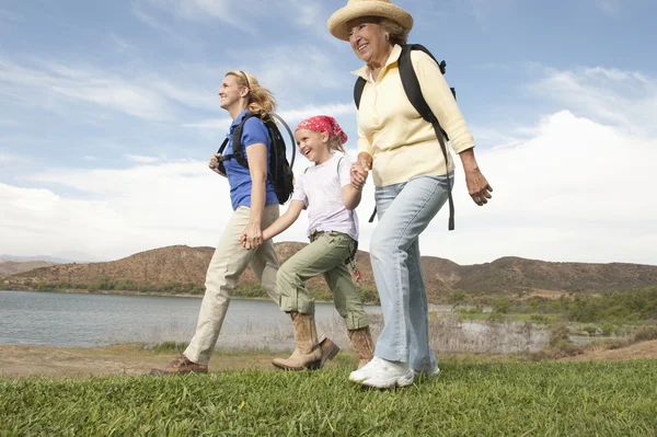 Persone che camminano mano nella mano — Foto Stock