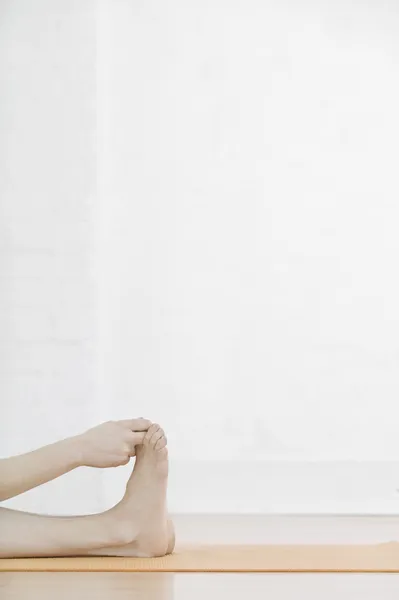 Teenage girl stretching leg — Stock Photo, Image