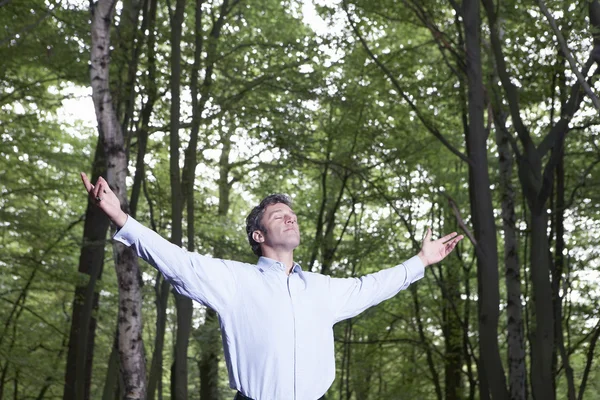 Uomo in piedi nella foresta — Foto Stock