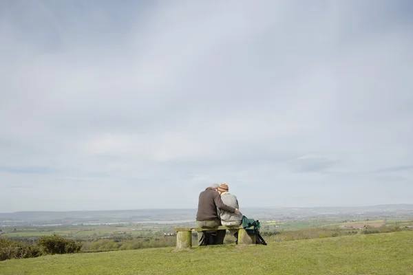 Couple assis sur le banc — Photo