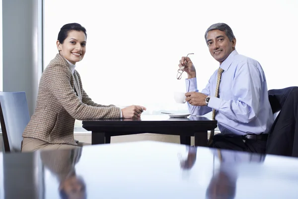 Zakenpartners aan café tafel — Stockfoto