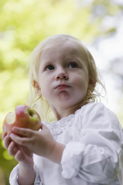 Toddler girl eating apple — Stock Photo, Image