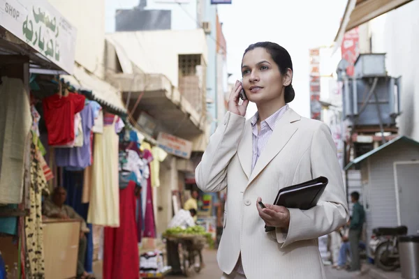 Mujer de negocios usando teléfono celular — Foto de Stock