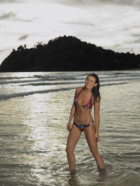 Vrouw aan het strand — Stockfoto