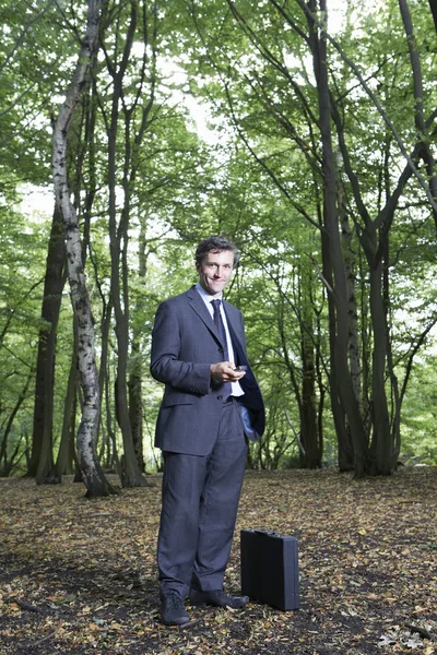 Hombre de negocios sosteniendo teléfono móvil —  Fotos de Stock