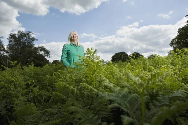 Woman Standing Among Ferns — Stock Photo, Image