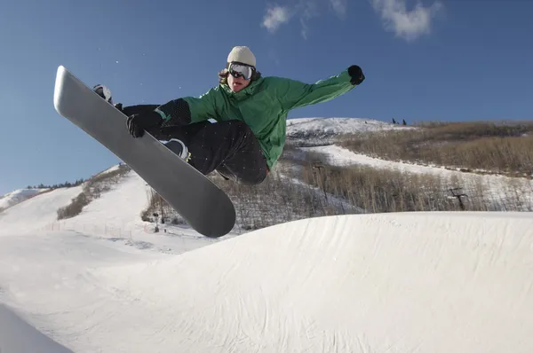 Snowboarder skoki — Zdjęcie stockowe