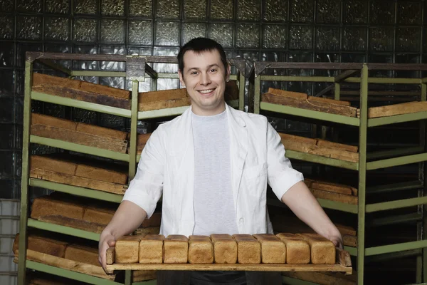 携带的新鲜面包的面包师 — 图库照片