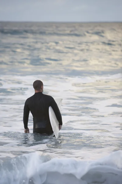 Surfista che trasporta tavola da surf — Foto Stock
