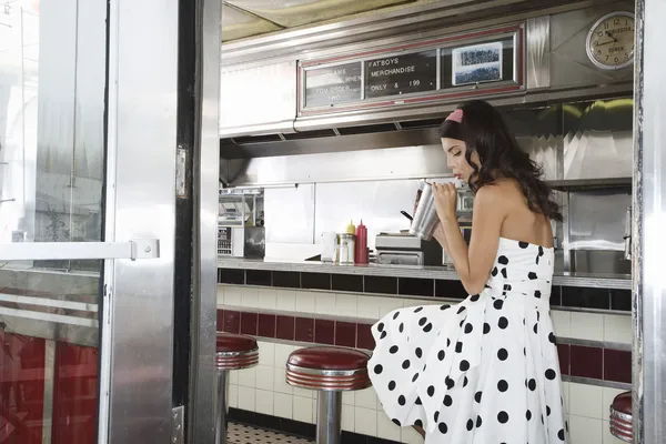 Vrouw drinken van een milkshake — Stockfoto