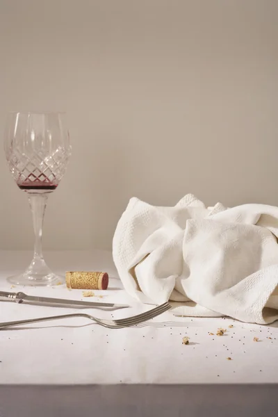 Bicchiere da vino, posate, strofinaccio — Foto Stock