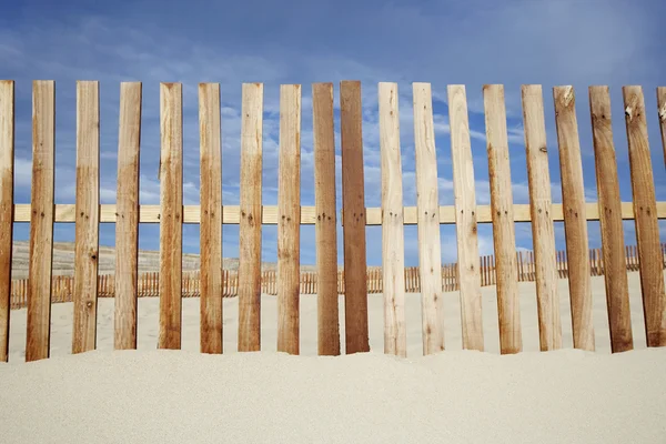 Drewniany płot na plaży — Zdjęcie stockowe