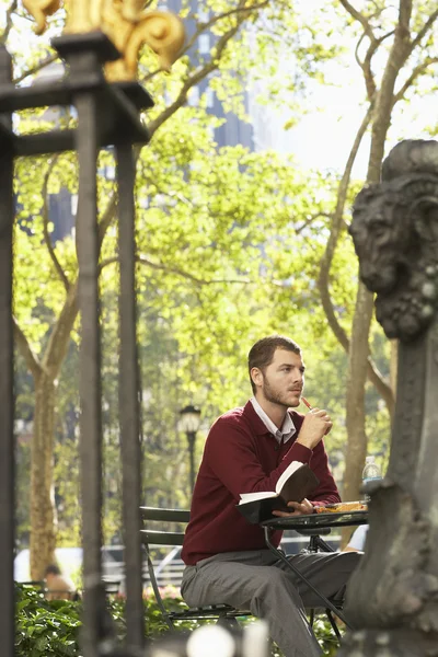 Man ontspannen in park — Stockfoto