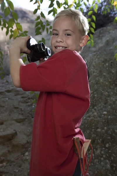 男孩用双筒望远镜 — 图库照片