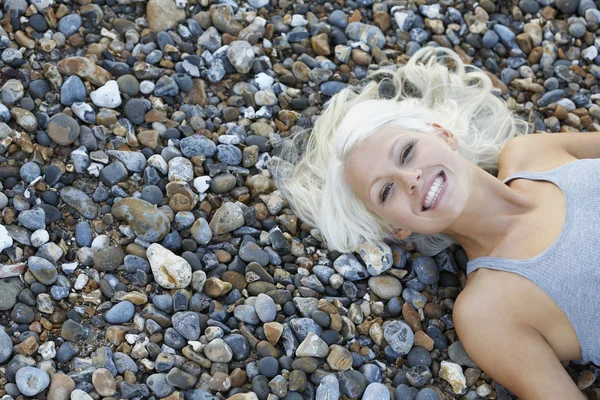 Vrouw liggend op strand — Stockfoto