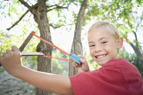 Menino usando estilingue — Fotografia de Stock