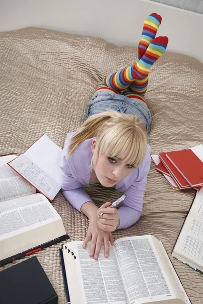 Fille faire des devoirs — Photo