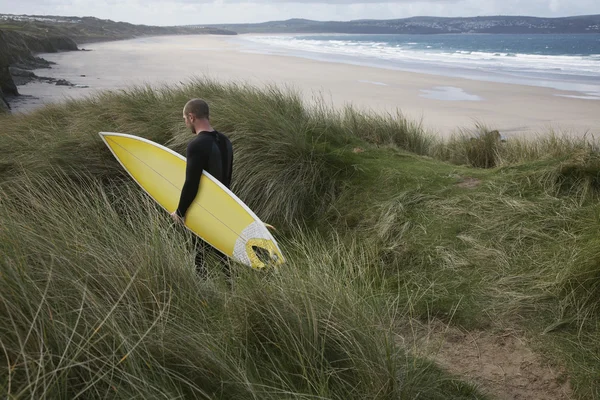 Homme portant une planche de surf — Photo