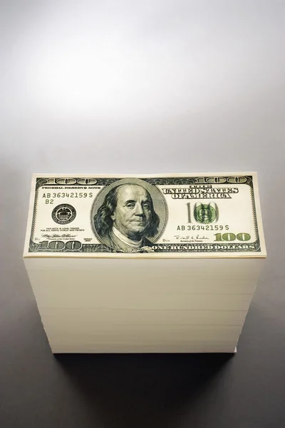 Stapel van honderd-dollarbiljetten — Stockfoto