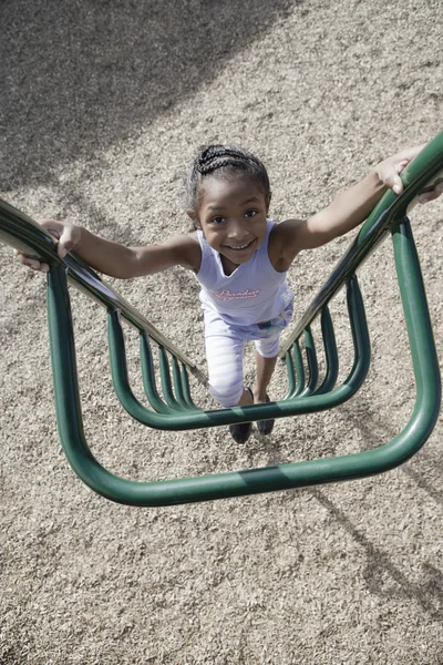 Mädchen klettert auf Spielplatz — Stockfoto