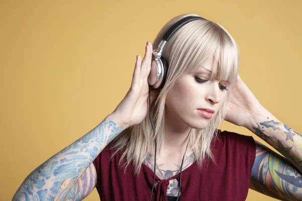 Nő zenét hallgat fejhallgatón — Stock Fotó
