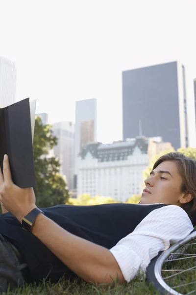 Homem leitura livro — Fotografia de Stock