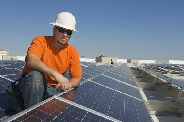 Electrical engineer at solar power plant — Stock Photo, Image