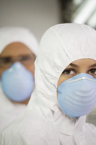 Arbeiter in Schutzmasken und Anzügen — Stockfoto