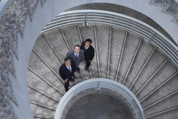 螺旋階段の上に立って 4 ビジネス アソシエイツ — ストック写真