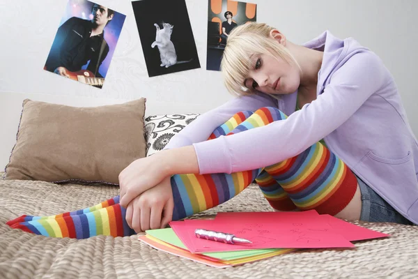 Meisje, zittend op bed — Stockfoto