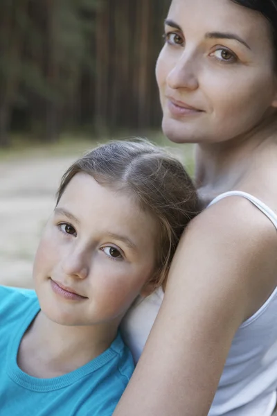 Moeder en dochter ontspannen — Stockfoto