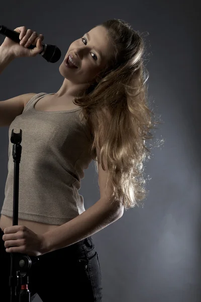 Woman singing in studio — Stock Photo, Image