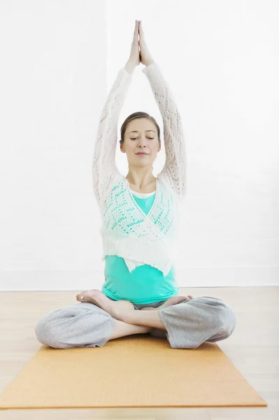 Menina realizando ioga — Fotografia de Stock