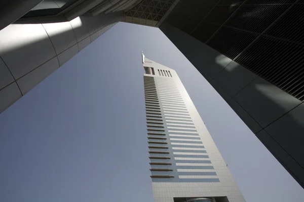 Şeyh zayed yolu üzerinde Emirates towers — Stok fotoğraf