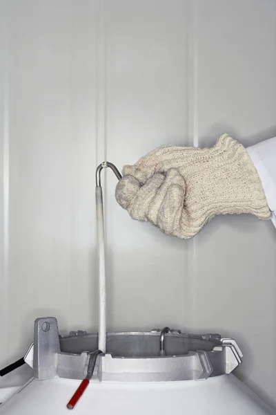 Person holding rack in nitrogen tank, — Stock Photo, Image