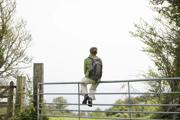 Vrouw zitten op poort — Stockfoto